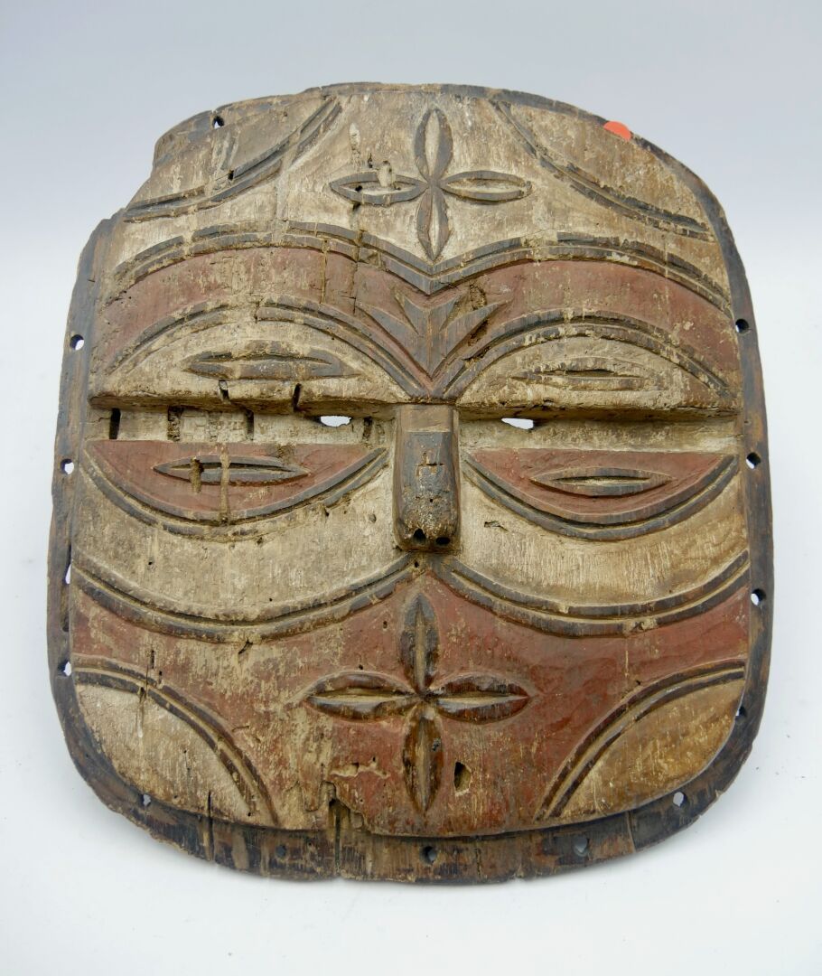 Null Teke Tsaye面具，刚果民主共和国

带有棕色铜锈的木材，颜料

长度：41厘米。