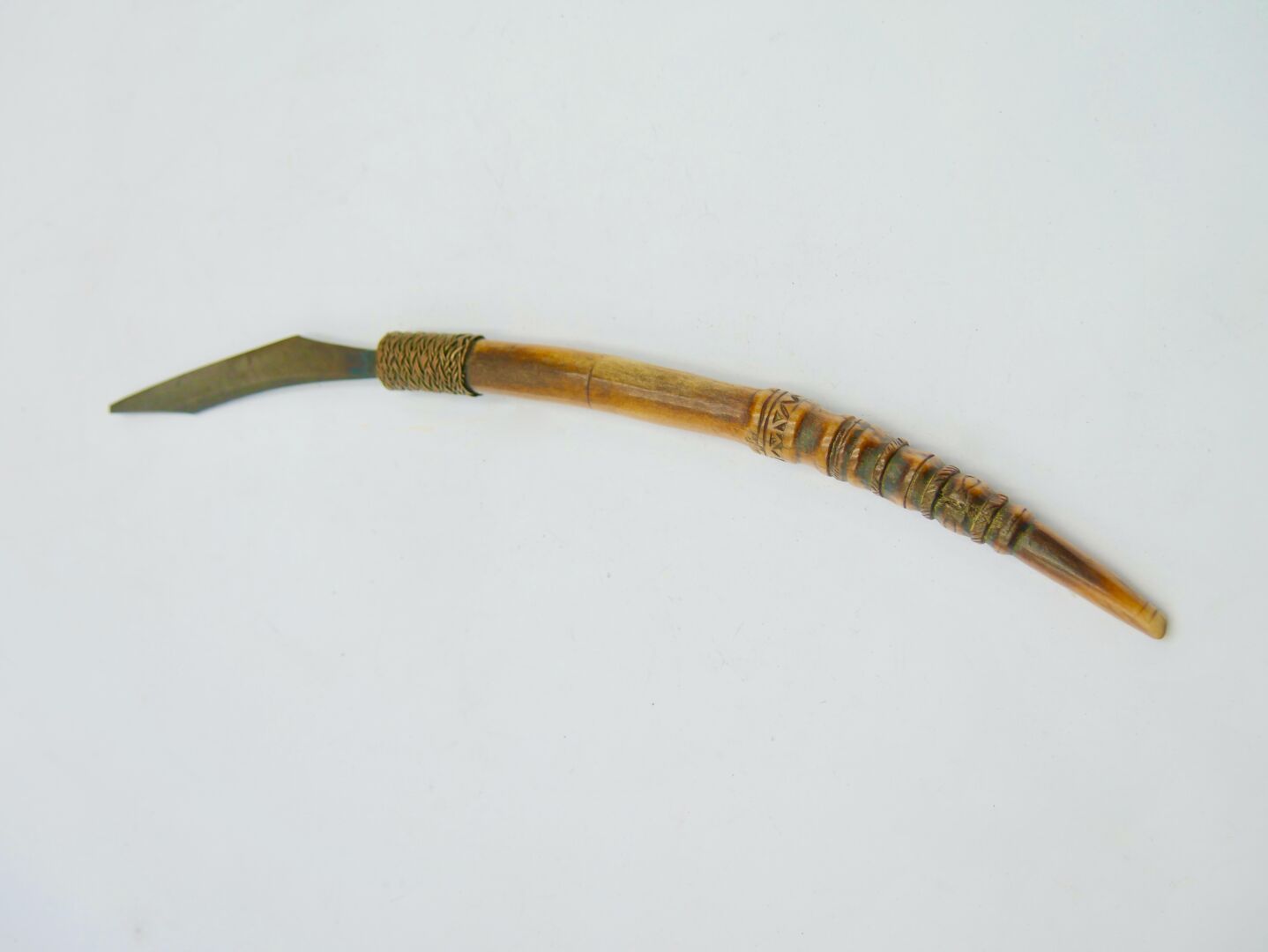Null 工具，金刚型，刚果民主共和国

带蜂蜜光泽的骨质，铁，铜

长：38.5厘米。