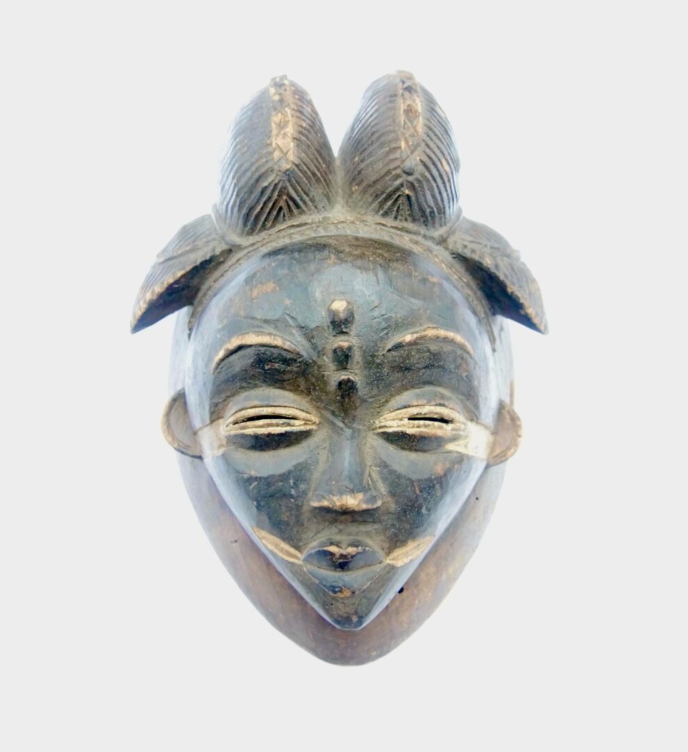 Null Maske vom Typ Punu, Gabun.

Holz mit brauner Patina, Pigmente, kleine Unfäl&hellip;