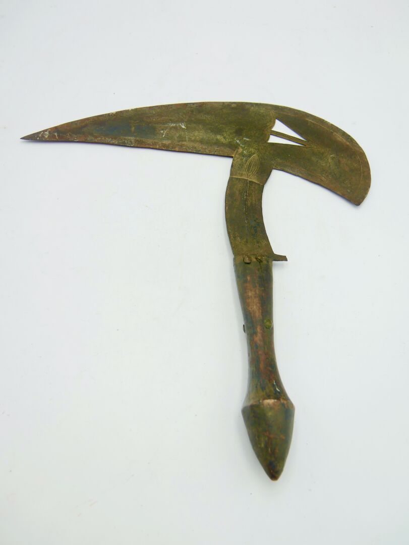 Null Osele-Wurfmesser Kota, Gabun

Metall, Holz mit brauner Patina

l. : 39 cm. &hellip;