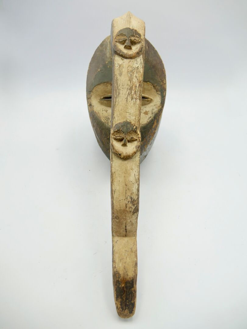 Null Maschera Kwele, Gabon

Legno con patina marrone, pigmenti

H. 58,5 cm.



R&hellip;
