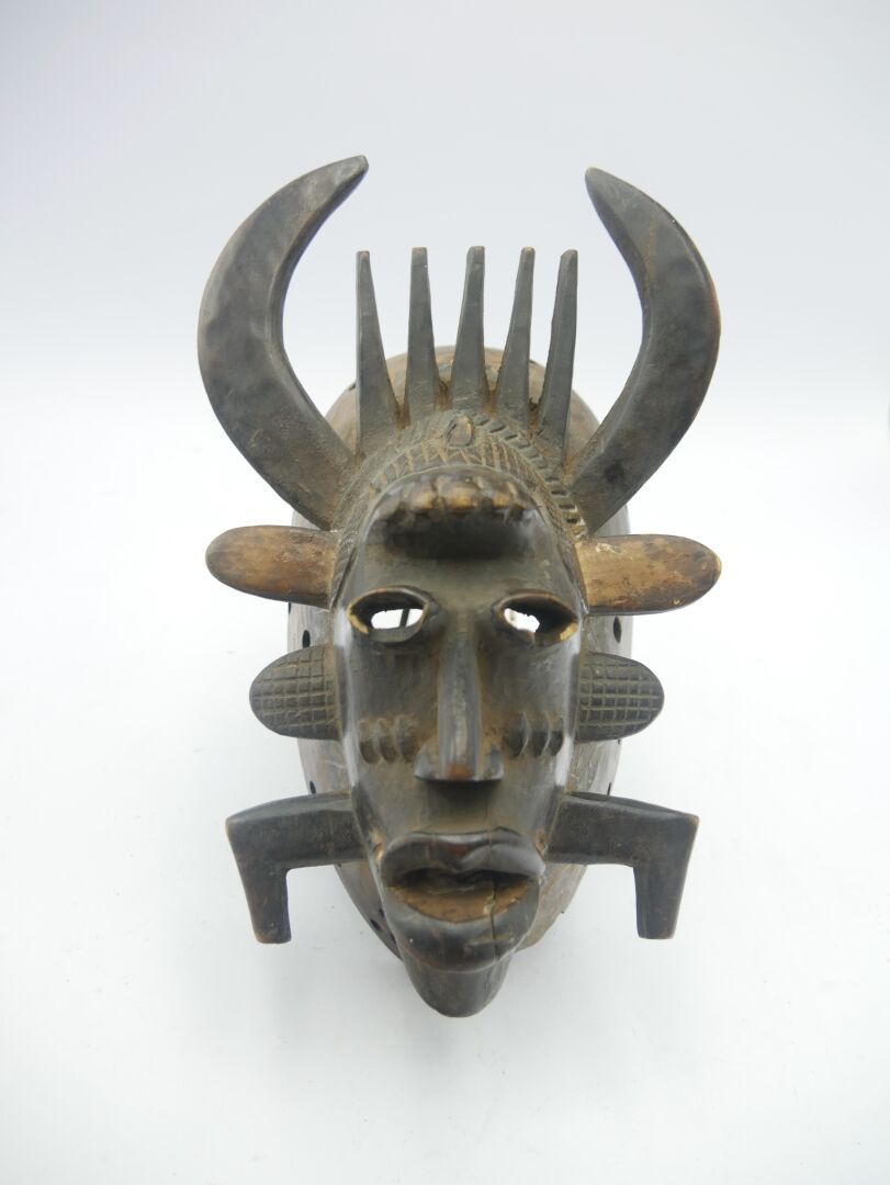 Null 象牙海岸的Senufo kpelie面具

带有黑褐色铜锈的木材

H.27厘米。