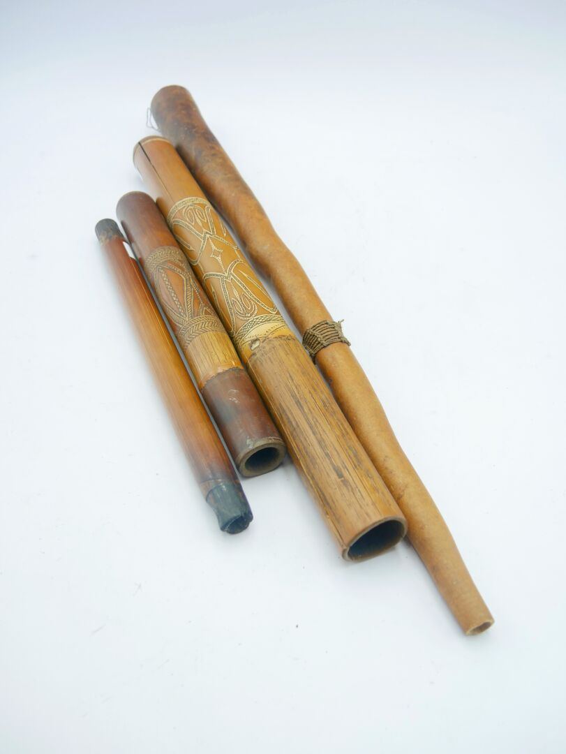 Null 巴布亚新几内亚类型的三根雕刻竹子和一个阴茎盒拍品

竹子、纤维

长：29.5至58.5厘米。