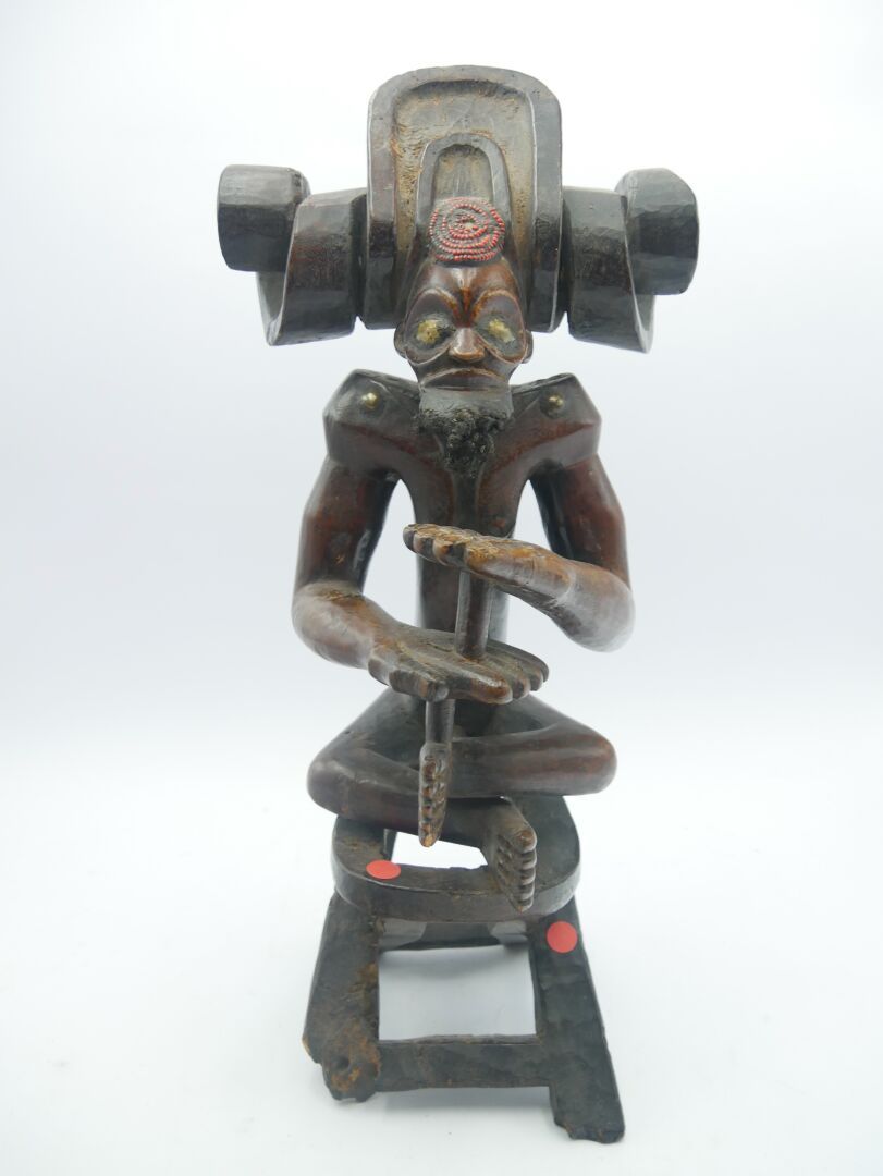 Null Statua tipo Tshokwe, Angola

Legno con patina marrone, perline rosse, metal&hellip;