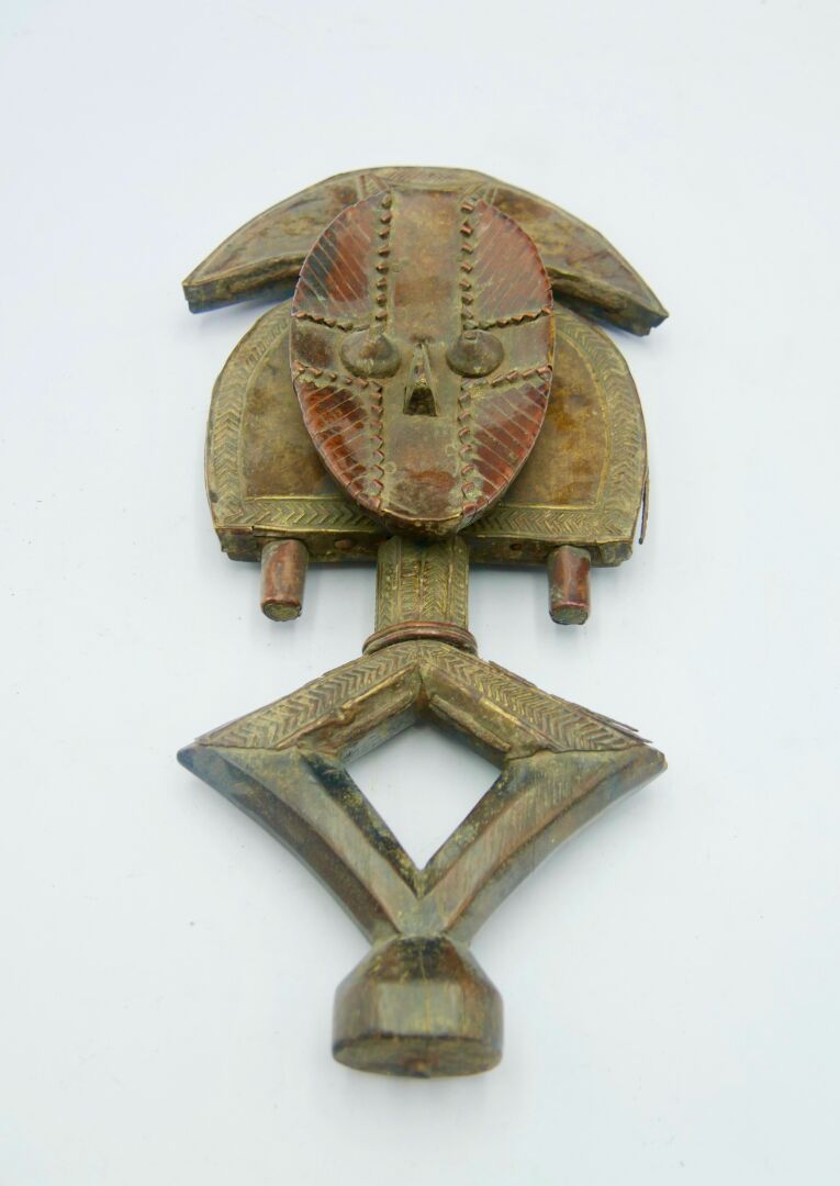 Null 科塔遗像，加蓬

带有棕色铜锈的木材，金属

H.34厘米。



在传统的mburu ngulu的味道中