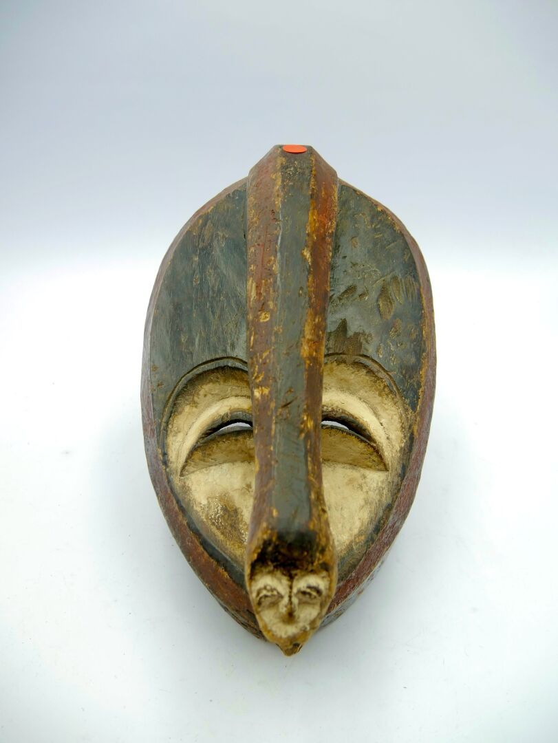 Null Masque de type Kwele, Gabon

Bois à patine brune, pigments

H. : 33 cm.