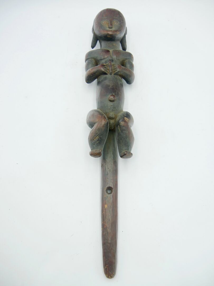 Null 加蓬的方氏遗像雕塑。

带有深棕色和黑色铜锈的木材

H.60厘米。