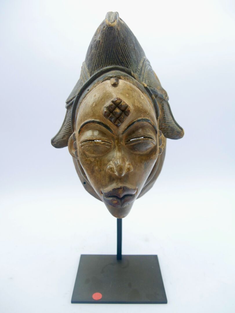 Null Maske vom Typ Punu, Gabun.

Holz mit brauner Patina, Pigmente

H. : 28 cm.
