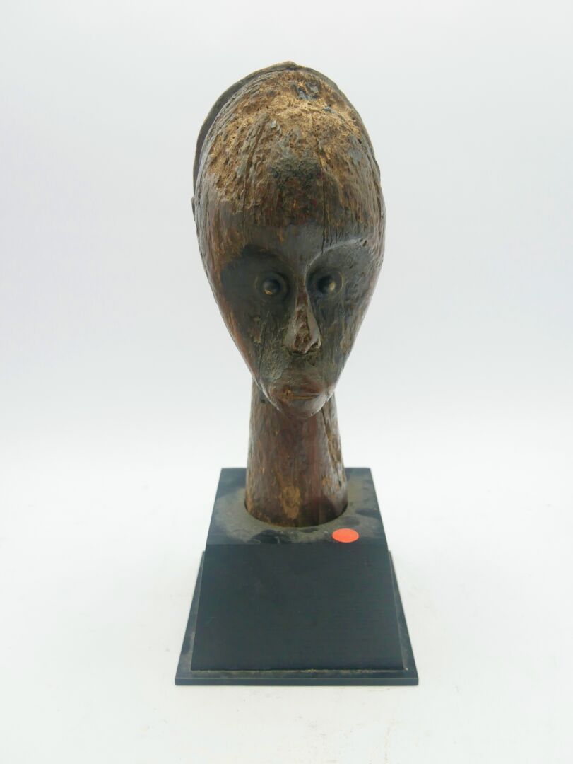 Null Fang type head, Gabon

Wood with brown patina, metal, accidents

H. 26 cm.
