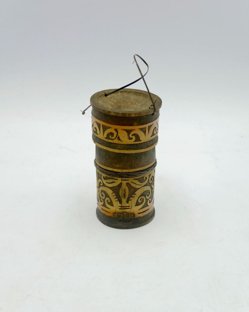 Null Caja Dayak, Borneo, Indonesia

Bambú grabado

H. 12 cm.



Contiene una gar&hellip;