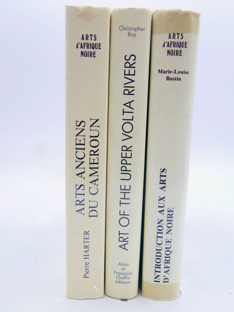 Null Lot von drei Büchern über afrikanische Kunst: 

Pierre Harter, Arts anciens&hellip;