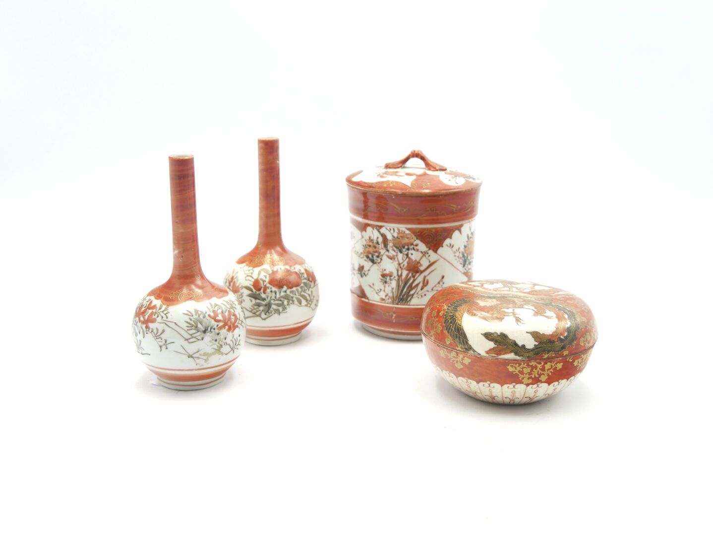 Null 日本，九谷 - 20世纪

一套四件瓷器，在红铁和黄金背景上有多色重釉装饰。

- 一对带花饰的瓶子花瓶。在底座下做标记。高：15厘米，约5.9英寸。&hellip;