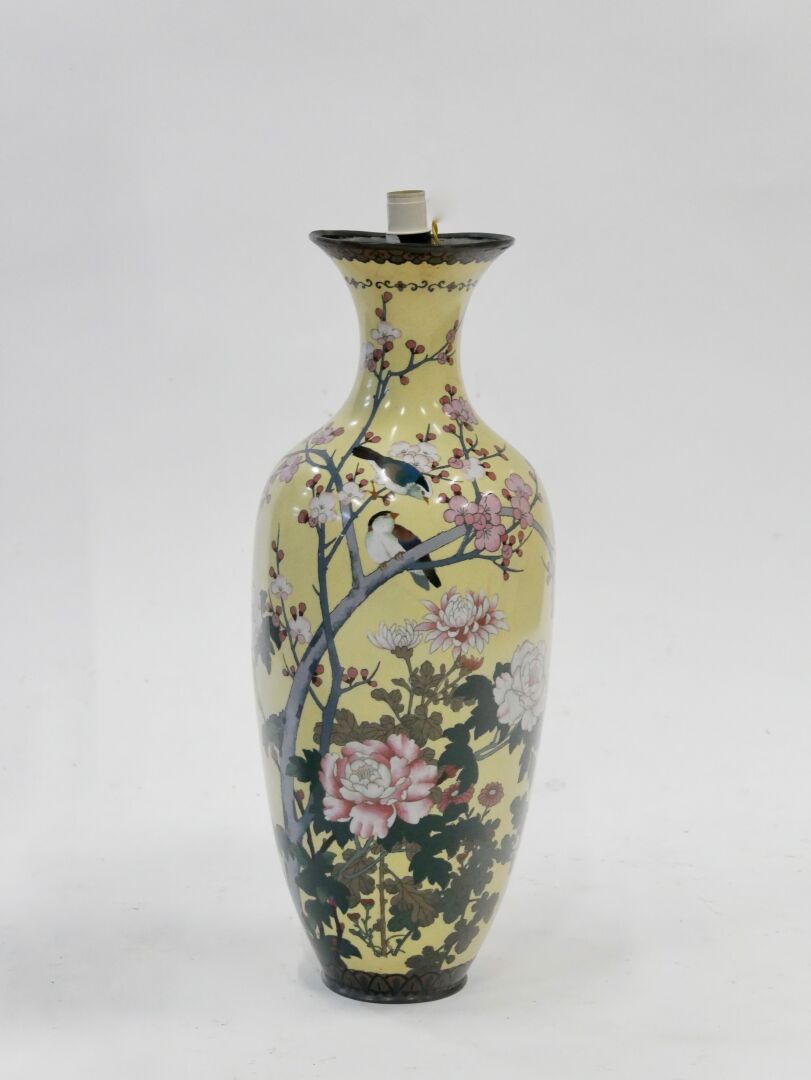 Null JAPAN - Late 19th century 

A large polychrome cloisonné vase decorated wit&hellip;