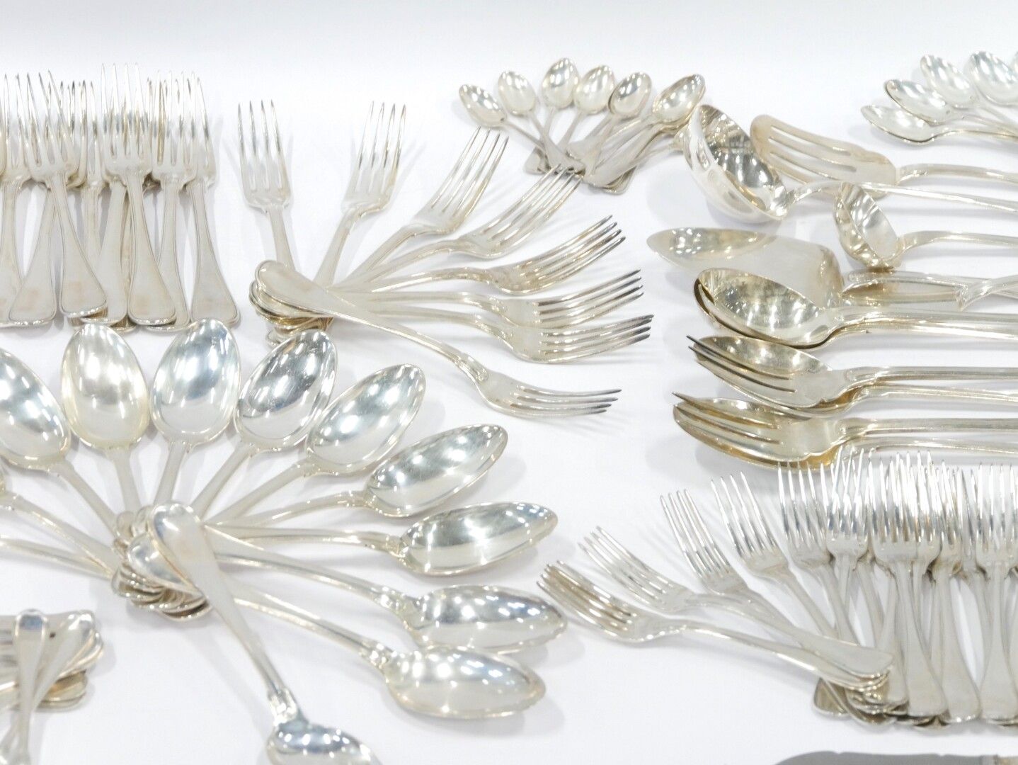 Null Emile PUIFORCAT 

Household set of 175 pieces in silver 950/1000e, filets m&hellip;