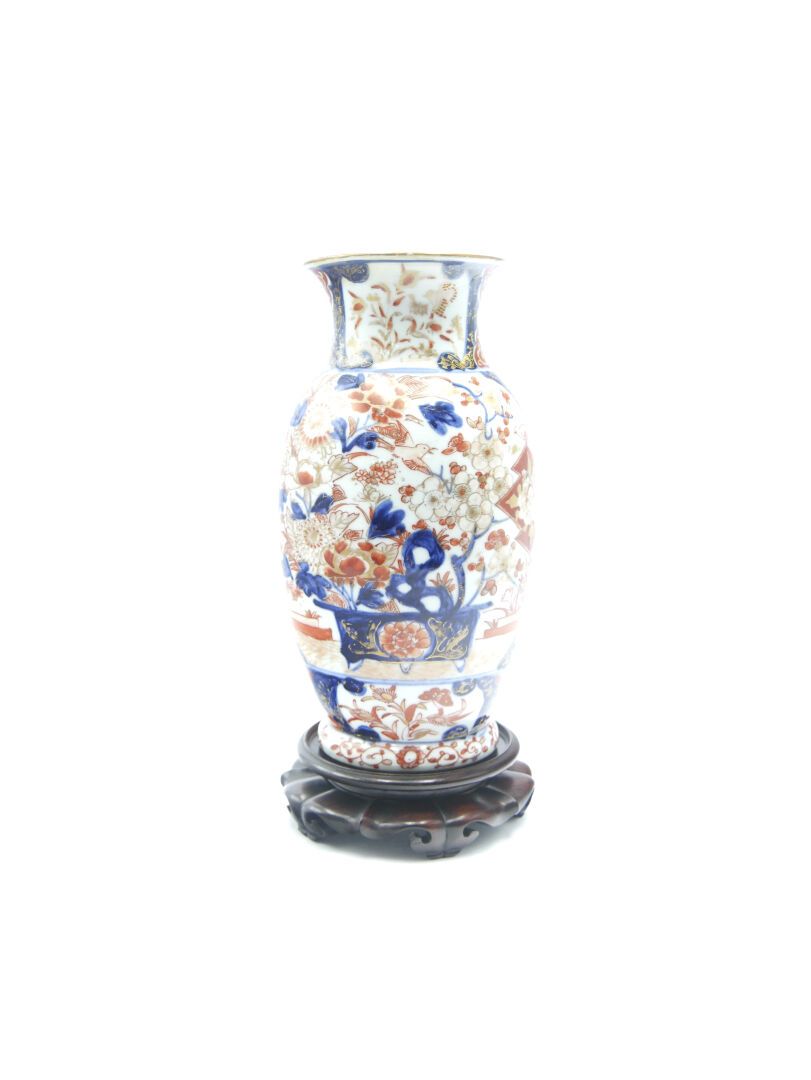 Null JAPAN, IMARI - Meiji period (1868-1912) 

Porcelain baluster vase decorated&hellip;