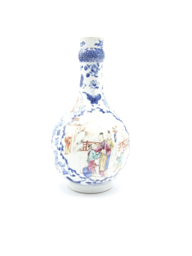 Null CHINE - Fin du XVIIIe siècle 

Vase bouteille en porcelaine émaillée polych&hellip;