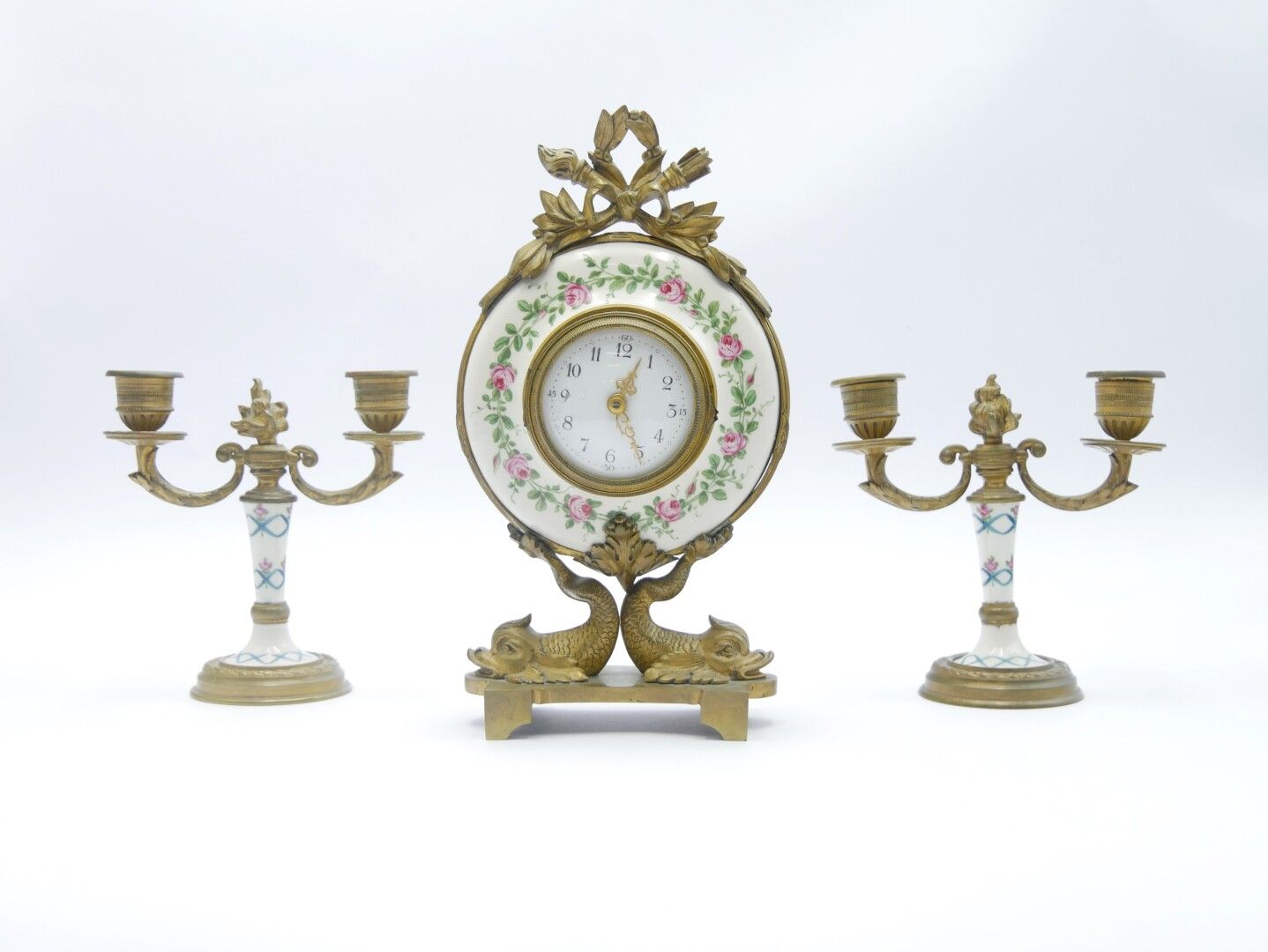 Null late 19th century

Mantelpiece including a porcelain clock with painted ros&hellip;