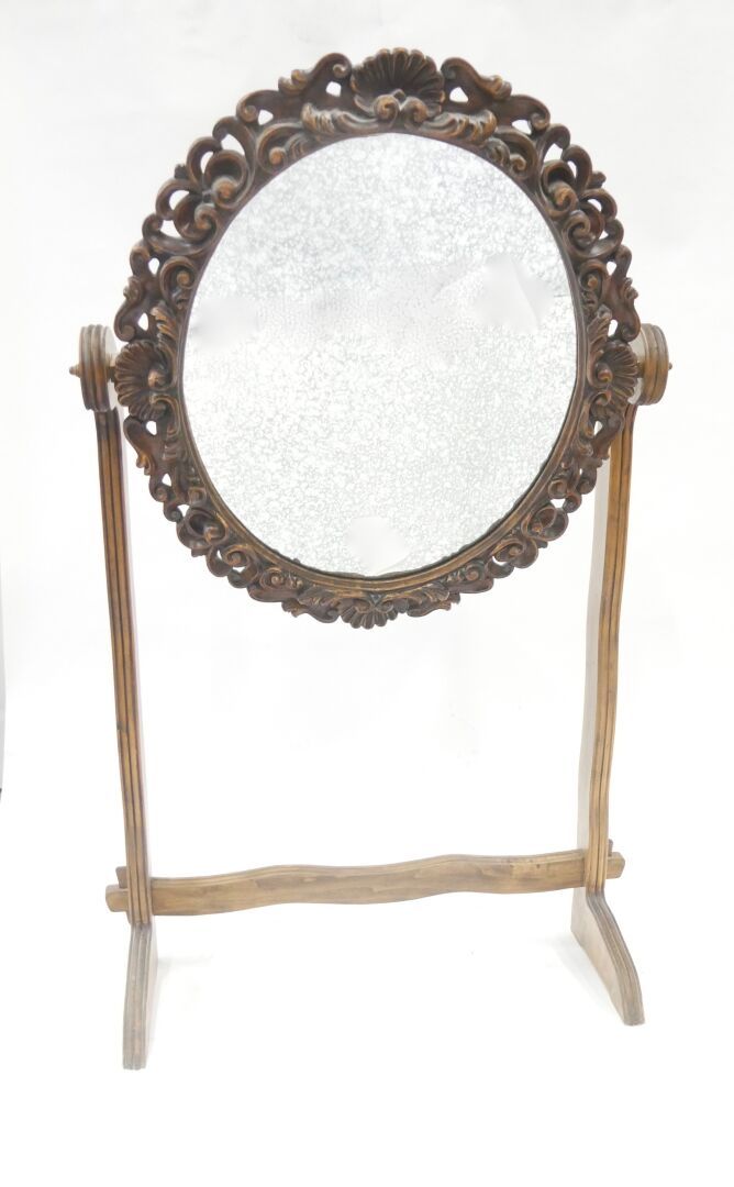 Null 19世纪

一面雕刻的木制心灵之镜，椭圆形的镜子上装饰着叶状的卷轴和贝壳，模制的木质底座

总尺寸：172 x 100 x 39 cm. 67 3/4&hellip;