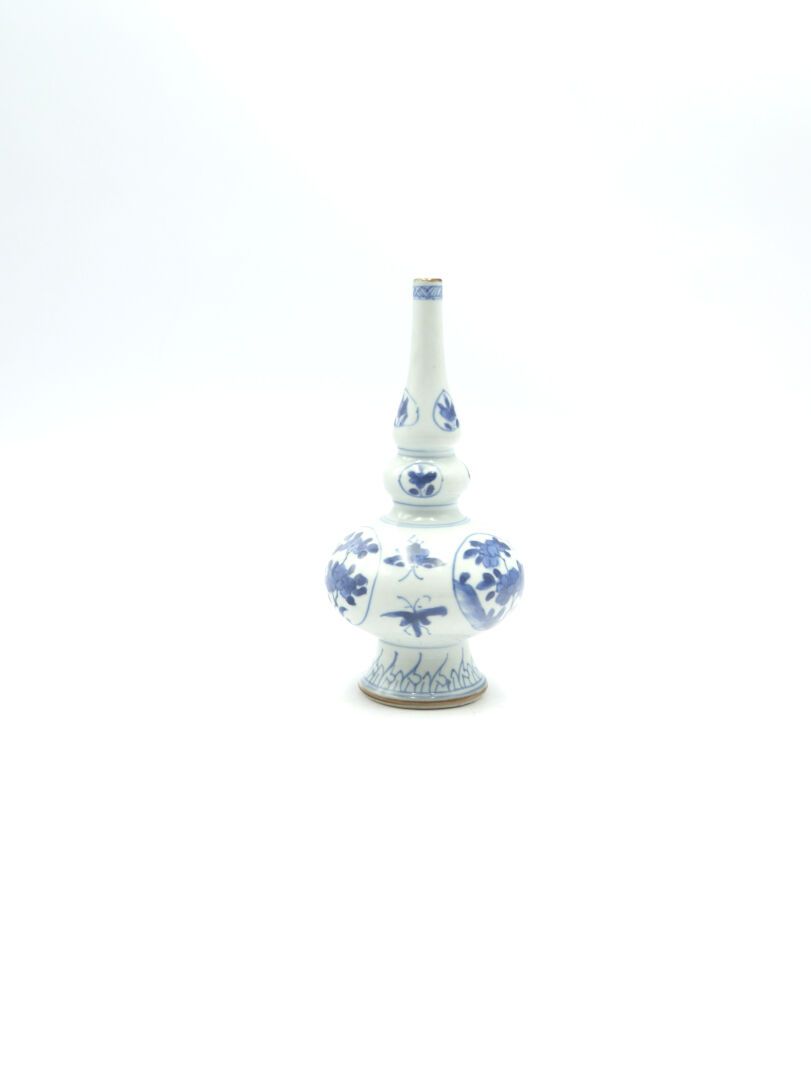 Null CHINE - XVIIIe siècle 

Porcelaine décorée en bleu sous couverte de pivoine&hellip;