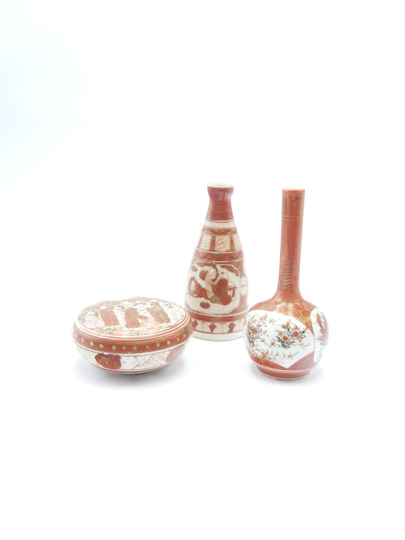 Null JAPAN, KUTANI - 20th CENTURY

Set of three porcelain pieces with polychrome&hellip;