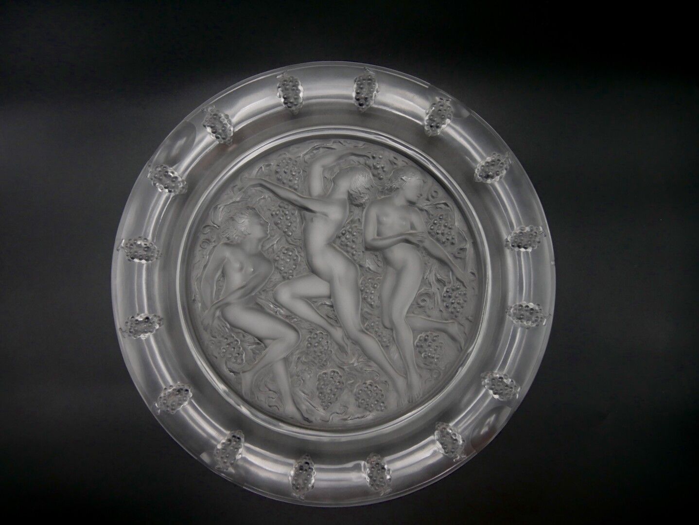 Null LALIQUE France - About 1940 

Large round dish in moulded and pressed glass&hellip;