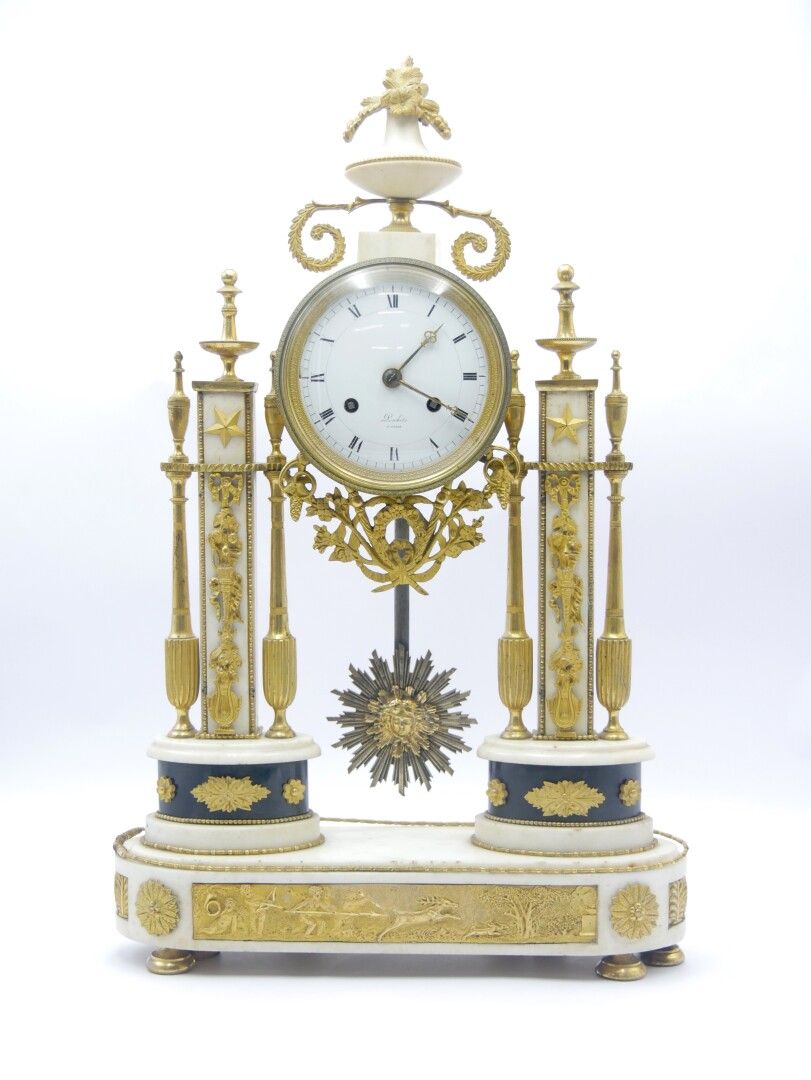 Null FIN DU XVIIIe - DEBUT XIXe SIÈCLE 

Pendule portique de style Louis XVI en &hellip;