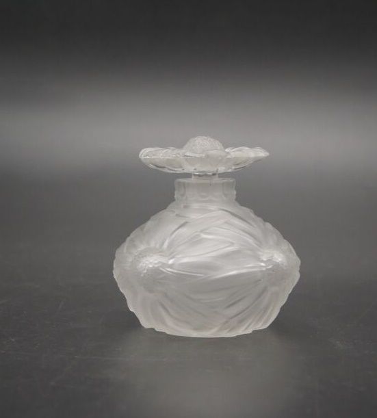 Null Lucien GAILLARD - 1914年期间

磨砂玻璃小瓶，瓶身和瓶塞都有國花，瓶身有Anthémis de Clamy的浮雕題目，瓶塞和瓶身&hellip;