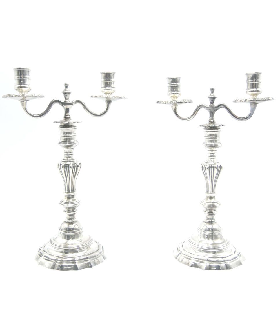 Null 20世纪

一对镀银烛台，有两只光臂，烛台轴靠在一个带斗拱的基座上

H.32.5厘米。约12.8英寸



分为三部分安装，使用状况