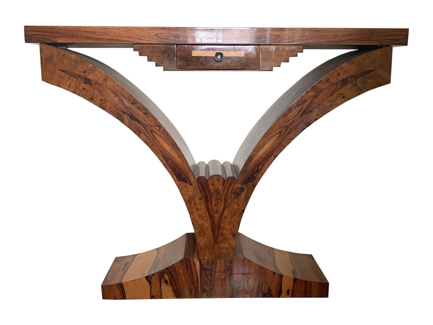 Null 20世纪--艺术装饰风格

装饰艺术风格的控制台，用不同种类的木材和木皮制成，在腰部开有一个倒台阶形式的抽屉，扇形的立柱放在一个大底座上

尺寸：12&hellip;