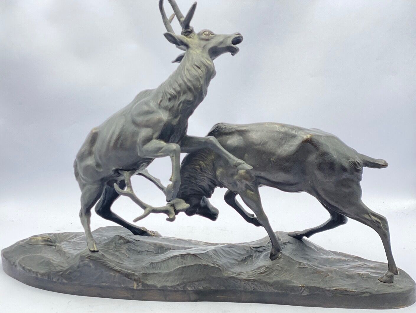 Null 20世纪--在路易-里奇的品味中

雄鹿之战

带有棕色铜锈的青铜雕塑

长：60厘米，约23.5英寸



一些地方缺乏铜锈，有划痕