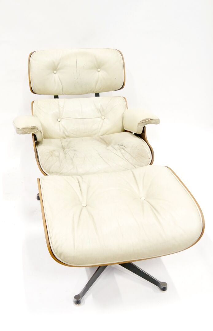 Null EAMES Ray和Charles（1907-1978和1912-1988）--国际家具

休闲椅和它的长椅

里约热内卢木饰面外壳和米色皮革装饰的座&hellip;