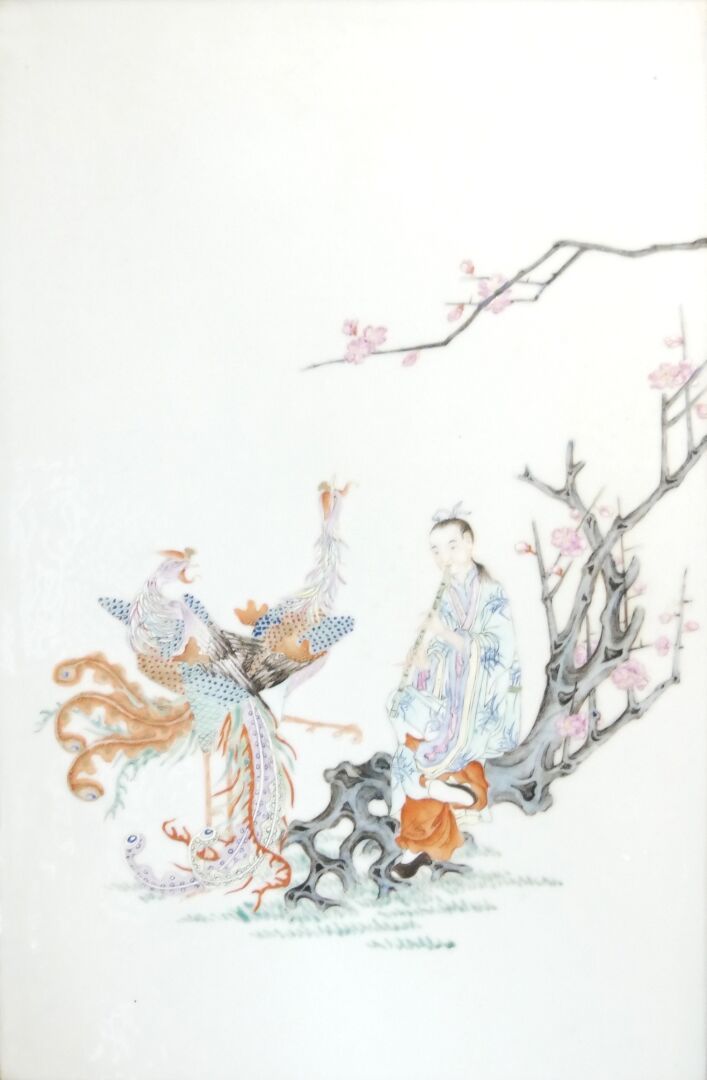 Null 中国 - 20世纪

长方形多色珐琅彩瓷盘，装饰着一个坐在盛开的梅花树枝上的笛子演奏者，旁边还有几只孔雀。有框

尺寸：38 x 25厘米。约15 x&hellip;