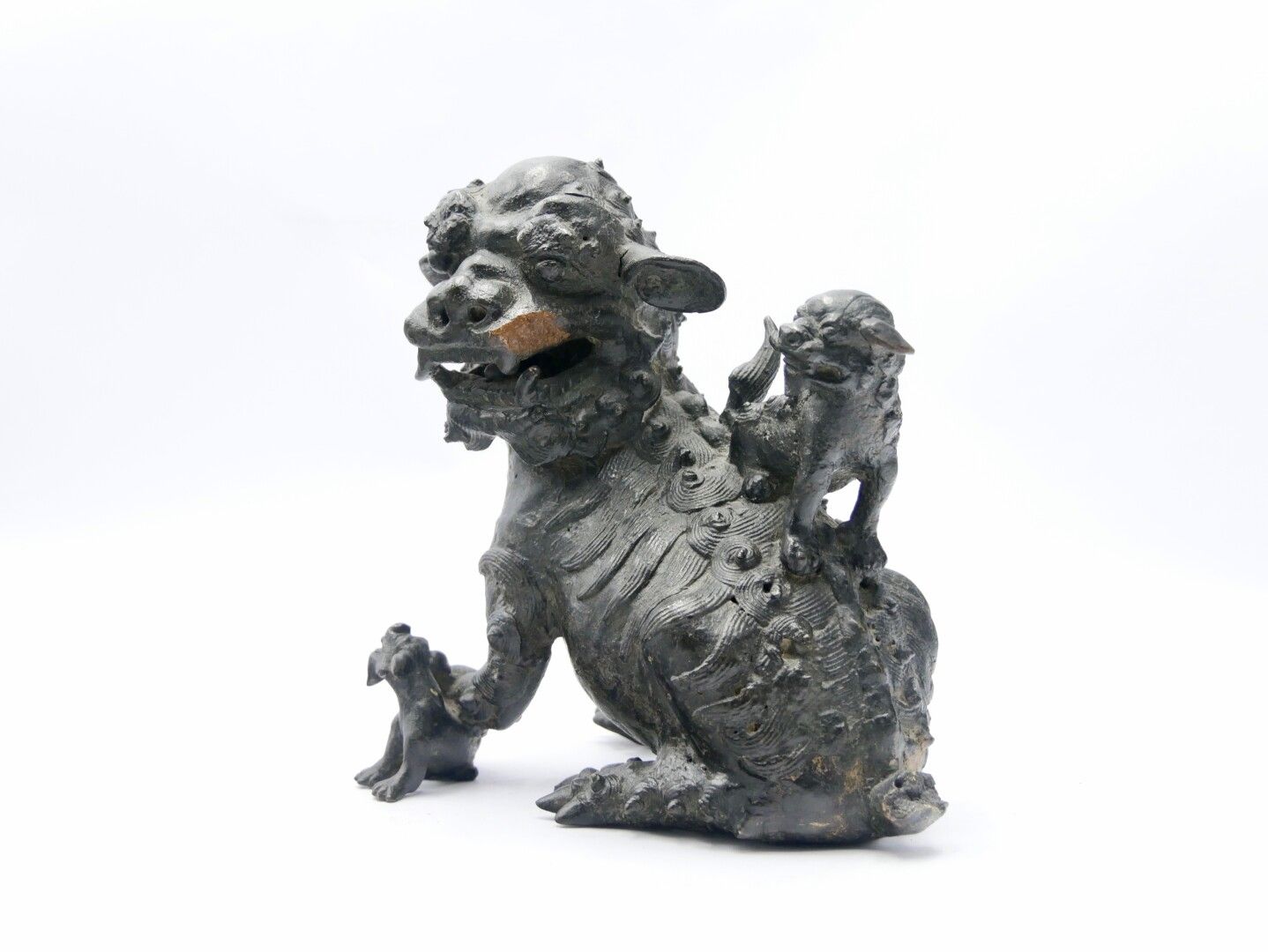 Null 中国 - 19世纪

棕色铜锈的奇美拉坐姿组，背上有一只小狗，左前爪下有一只小狗

H.20.7 cm. 8.14 in.



事故和损坏，裂缝，小&hellip;