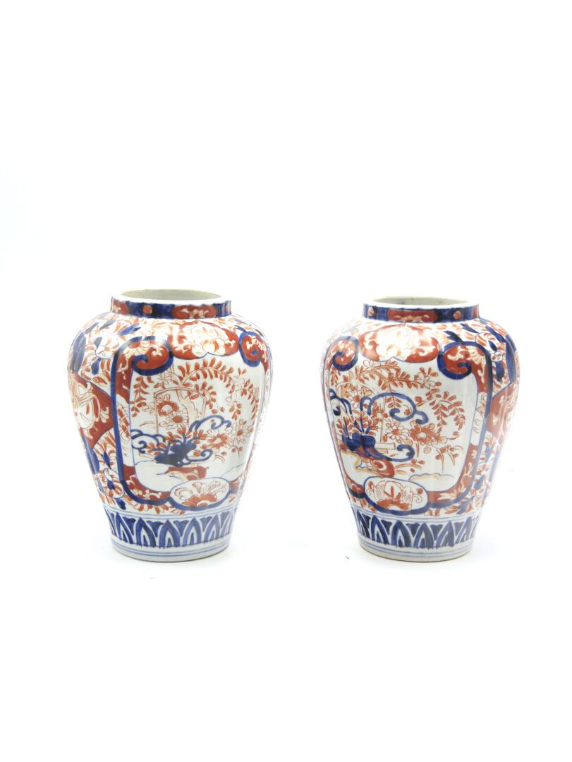Null 日本, IMARI - 20世纪

两件芭蕾形的瓷壶，壶身以釉下蓝色装饰，并以红色和金色珐琅彩保留花纹，略带锯齿状。

未标明

H.21和22厘米，&hellip;