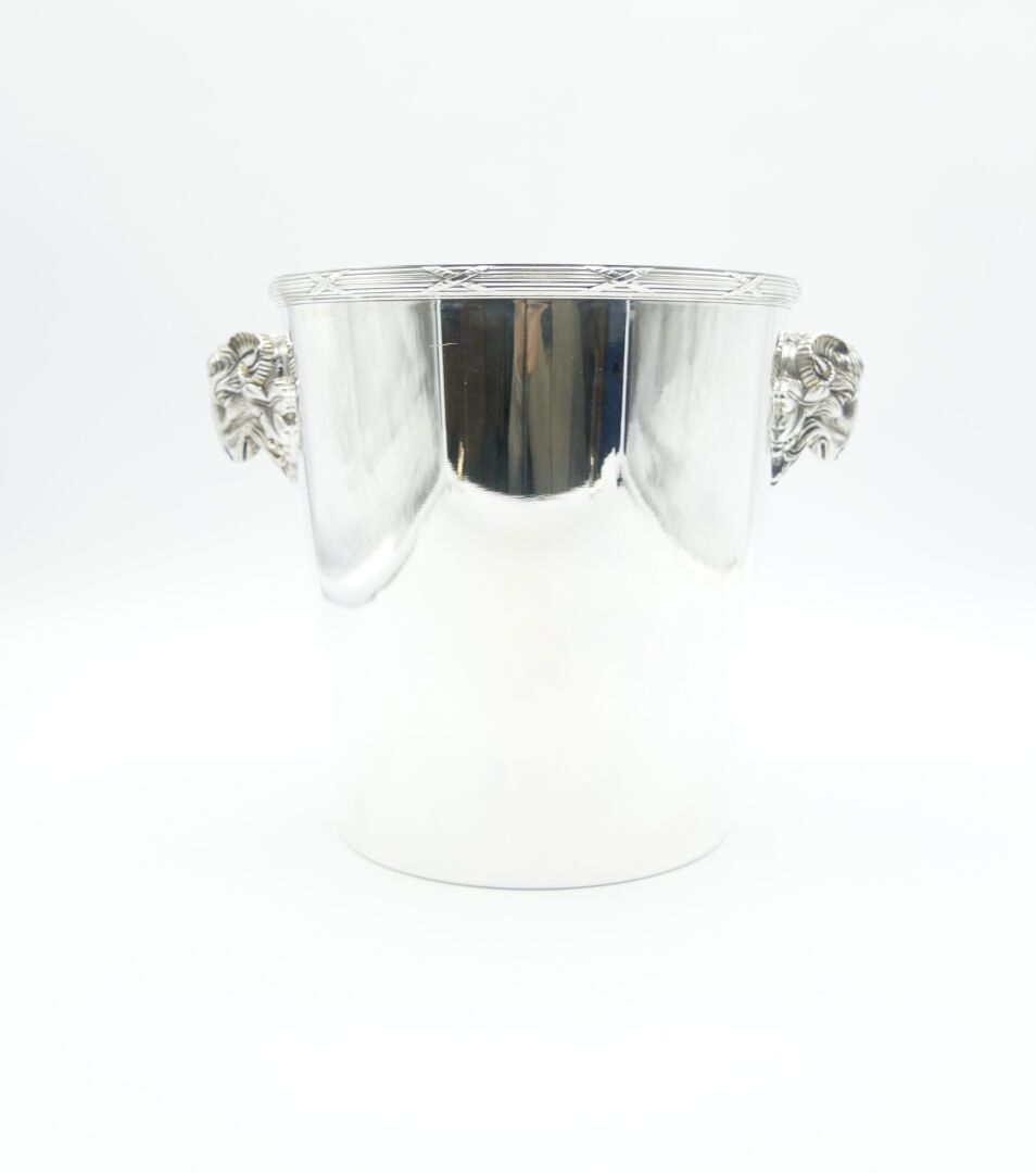Null 姬斯多福（CHRISTOFLE）

镀银香槟桶，手柄为公羊头，边框为带状。

底座下有签名

H.21厘米，约8.2英寸。



使用条件