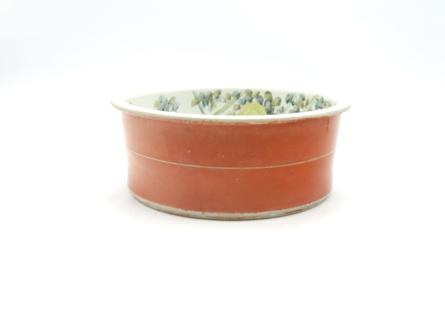 Null 中国 - 20世纪初

多色珐琅彩瓷碗，有仙鹤和牡丹的装饰，外部有铁红色和金色的单色珐琅彩

底座下有红色标记

尺寸：8,5 x 22 cm。3.2&hellip;