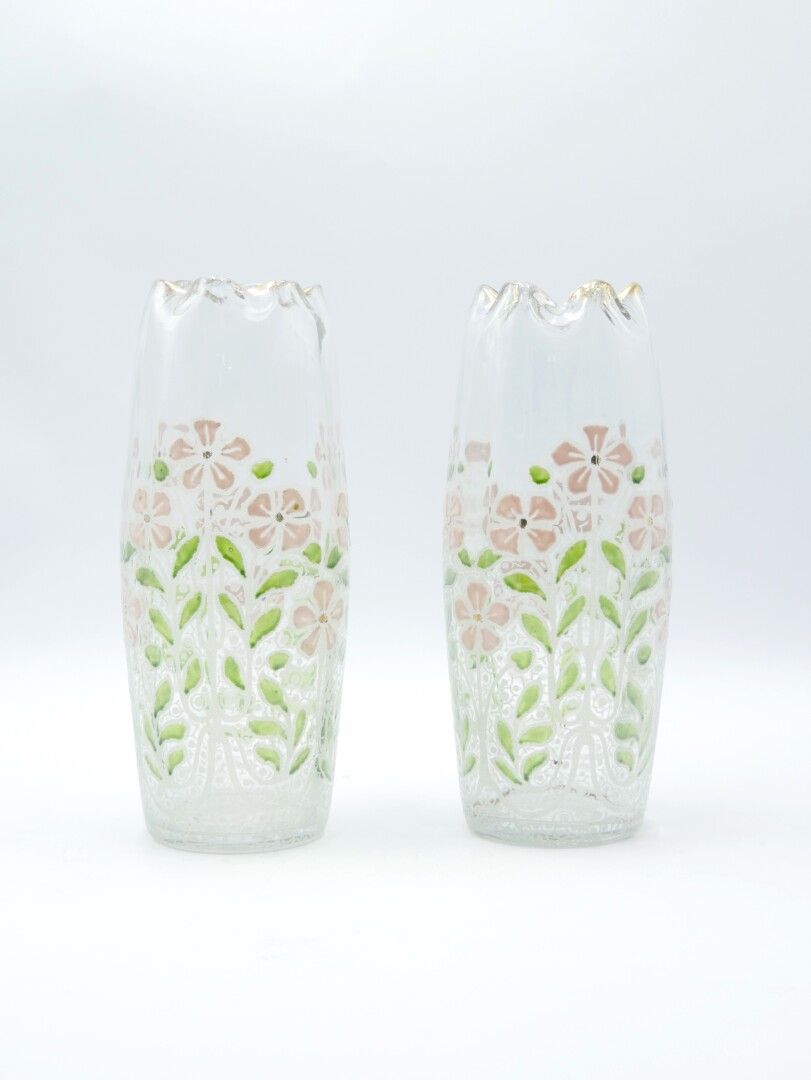 Null 约1900年

一对吹制的玻璃花瓶，上面有粉红色的珐琅彩花。

H.26厘米。约10英寸。



使用状况，脏污，装饰磨损