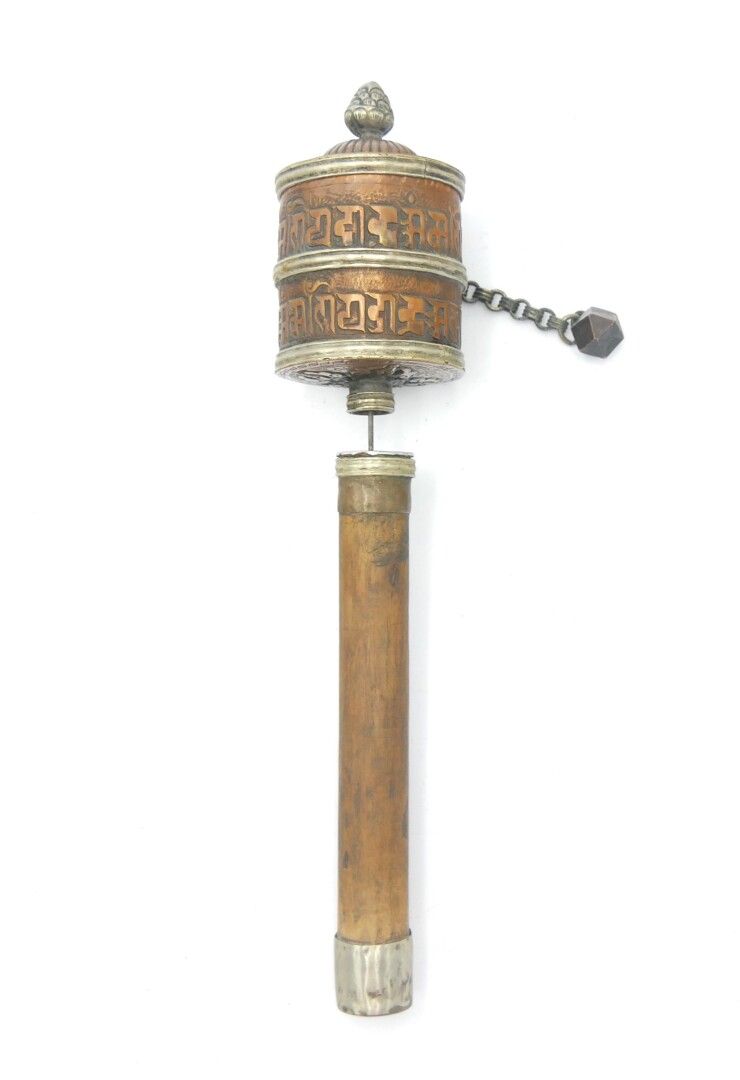 Null 西藏 - 20世纪

西藏的铜、银和木制的祈祷轮（Mani Khorlo）。筒体上有两层风格化的印度文咒语，由一个松果形的盖子盖住，有一个松果形的把手&hellip;
