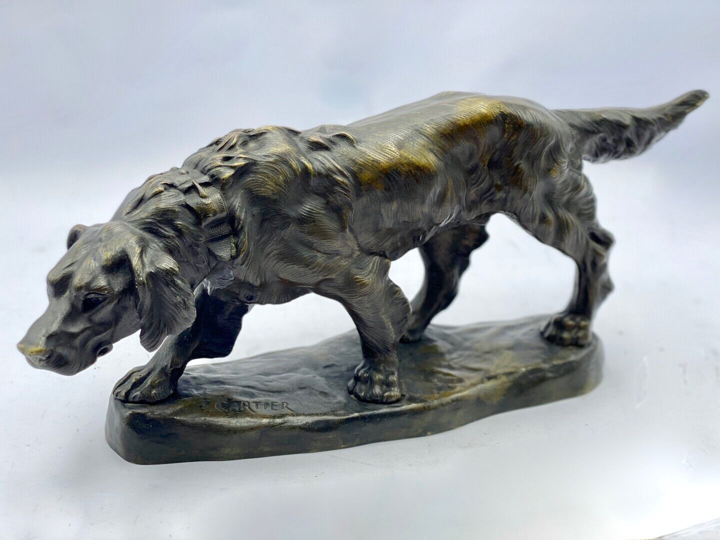 Null 托马斯-卡地亚(1879 - 1943)，之后

处于停滞状态的小猎犬

带有棕色铜锈的青铜雕塑

在露台上签署的T。卡地亚

长：47厘米。约18.&hellip;
