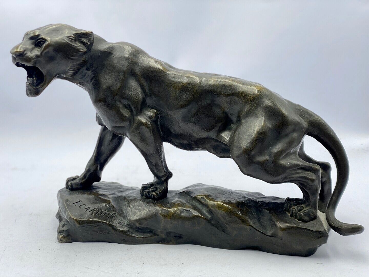Null 托马斯-卡地亚(1879 - 1943)，之后

咆哮的黑豹

带有奖章光泽的青铜雕塑

在露台上签署的T。卡地亚

长：37厘米。约14.5英寸

&hellip;