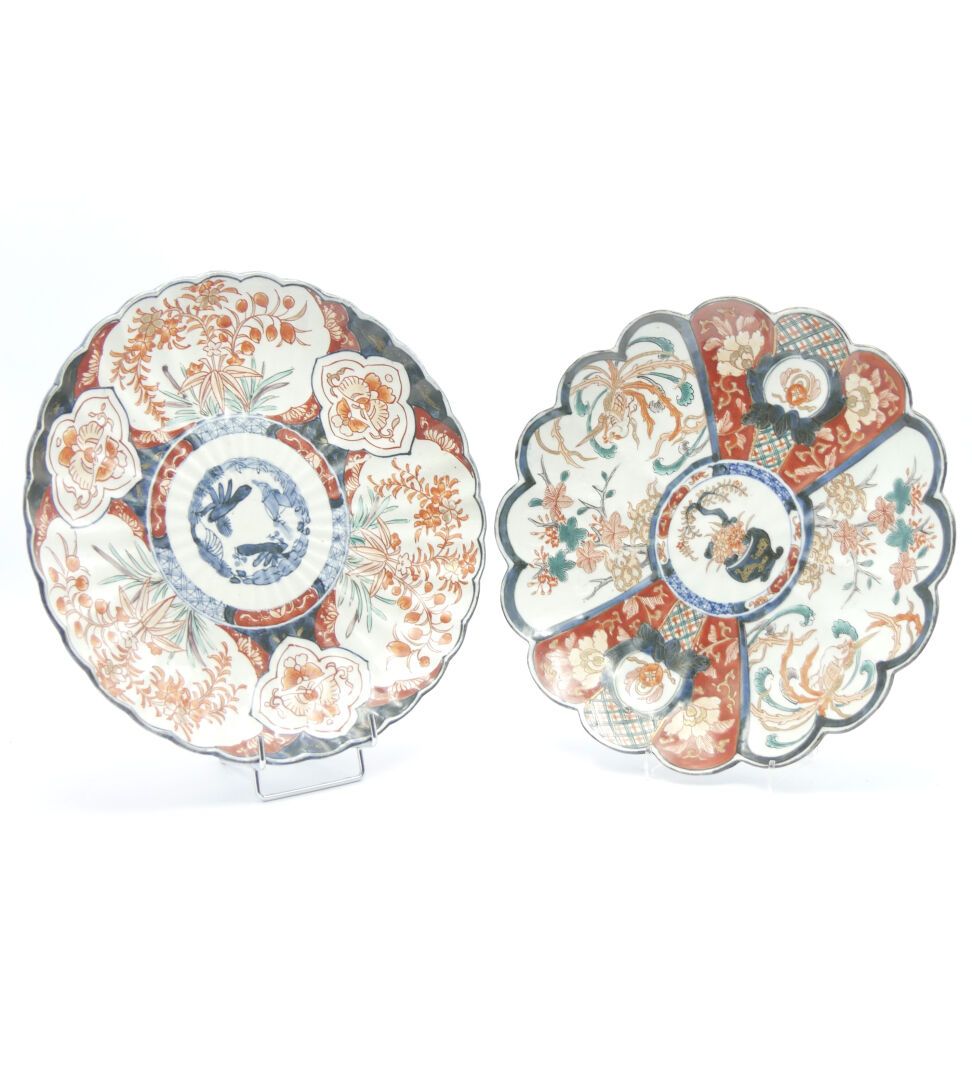 Null JAPAN, IMARI - Meiji-Zeit (1868-1912) 

Zwei godronierte Porzellanplatten, &hellip;