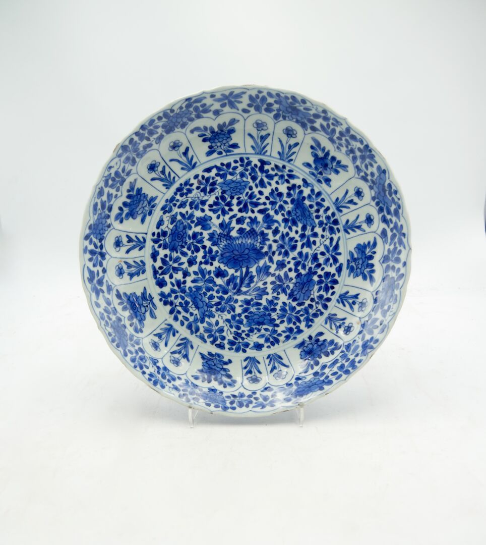 Null 中国 - 康熙时期 (1662-1722)

青花瓷花纹碗

在背面，叶子的标记 

直径：27.5厘米。约10.8英寸。



烧制损坏，边沿有缺口&hellip;