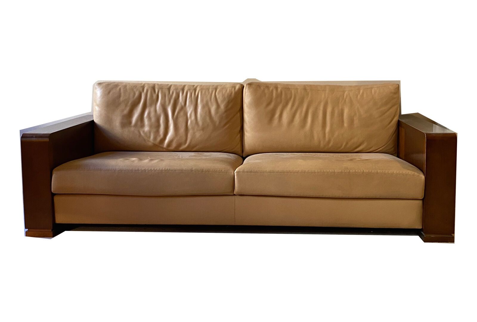 Null 20世纪末

驼色皮革和饰面的双座沙发，扶手上贴有几何图案的镶嵌物，靠在小方腿上。

尺寸：69 x 222 x 97 cm. 27 1/4 x 87&hellip;
