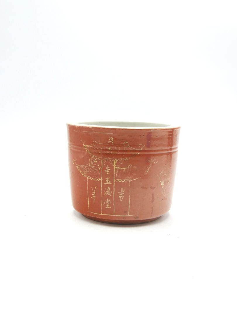 Null 中国 - 19世纪 

铁红金釉瓷器笔筒，带塔和书法装饰

没有标记

尺寸：10,5 x 13 cm. 4,2 x 5,2 in. 大约



专家&hellip;