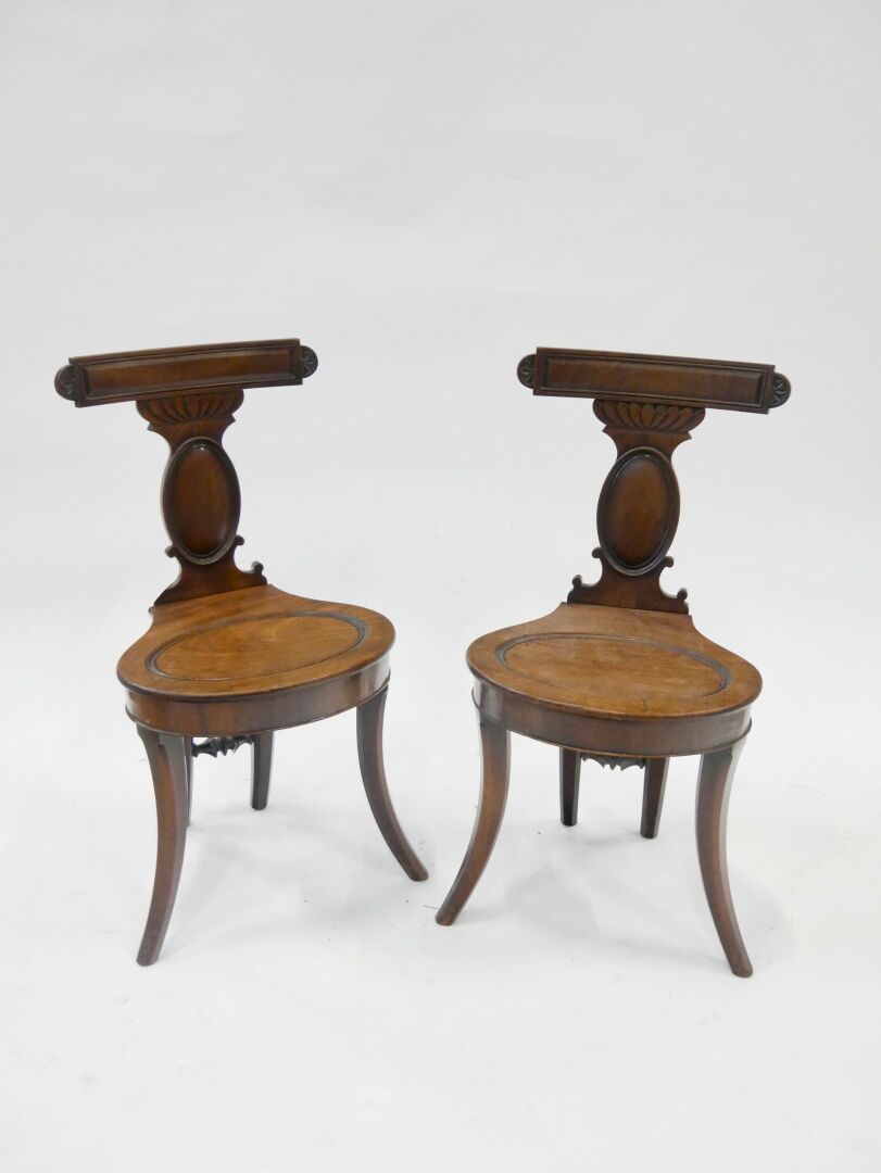 Null ENGLAND - 19th CENTURY 

Pair of carved wooden hall chairs, oval mahogany v&hellip;