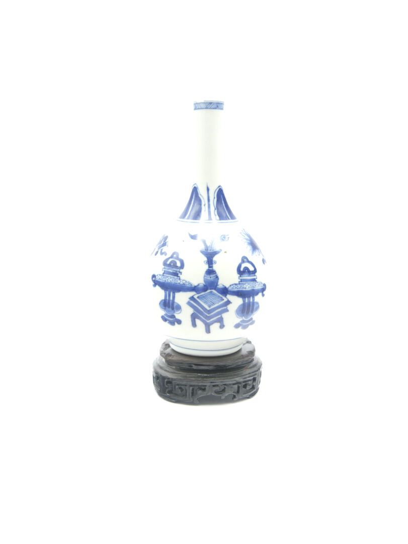 Null CHINA - Kangxi-Zeit (1662-1722)

Flaschenvase aus blauem und weißem Porzell&hellip;