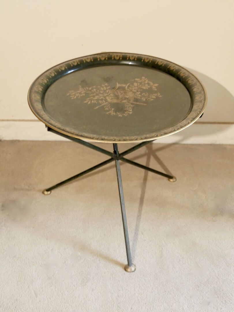 Null 意大利 - 现代作品

金属板喷漆的小型折叠基座桌，有镀金的音乐奖杯和棕榈树的印刷装饰，靠在三条腿上，顶部有一个悬挂环

尺寸：47 x 44厘米。1&hellip;