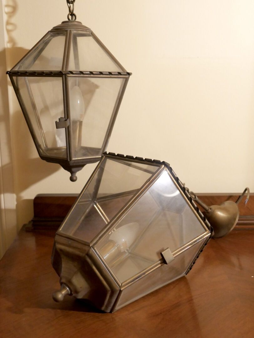 Null LAVORO MODERNO 

Coppia di lampade a sospensione in vetro e ottone

Montato&hellip;