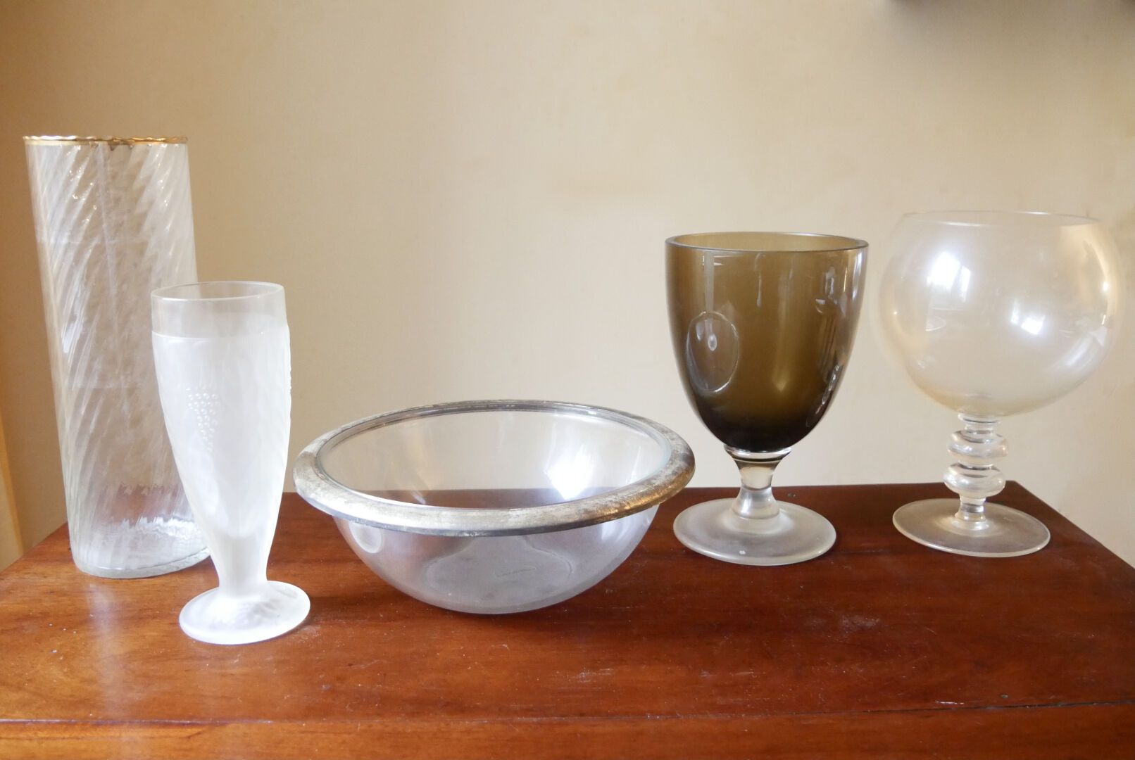 Null 玻璃器皿

地段包括 :

- Lancel玻璃和金属沙拉碗

- 两个玻璃烛台

- 带风格化葡萄簇图案的磨砂玻璃花瓶

- 花瓶有凹槽的瓶身和金色&hellip;