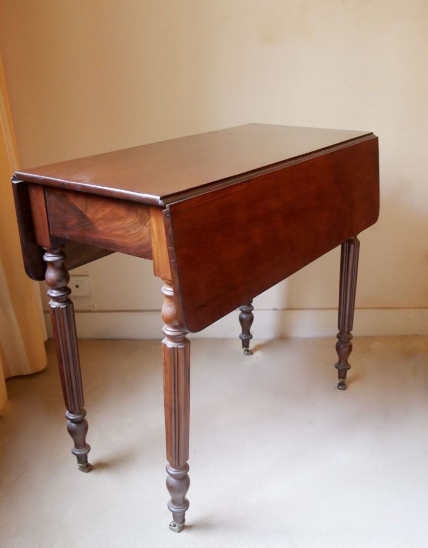 Null early 20th century 

Mahogany and mahogany veneer flap table on turned wood&hellip;